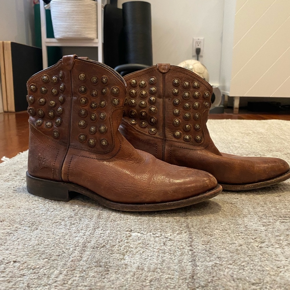 Frye Wyatt Disc short boots ‘Cognac’ color
